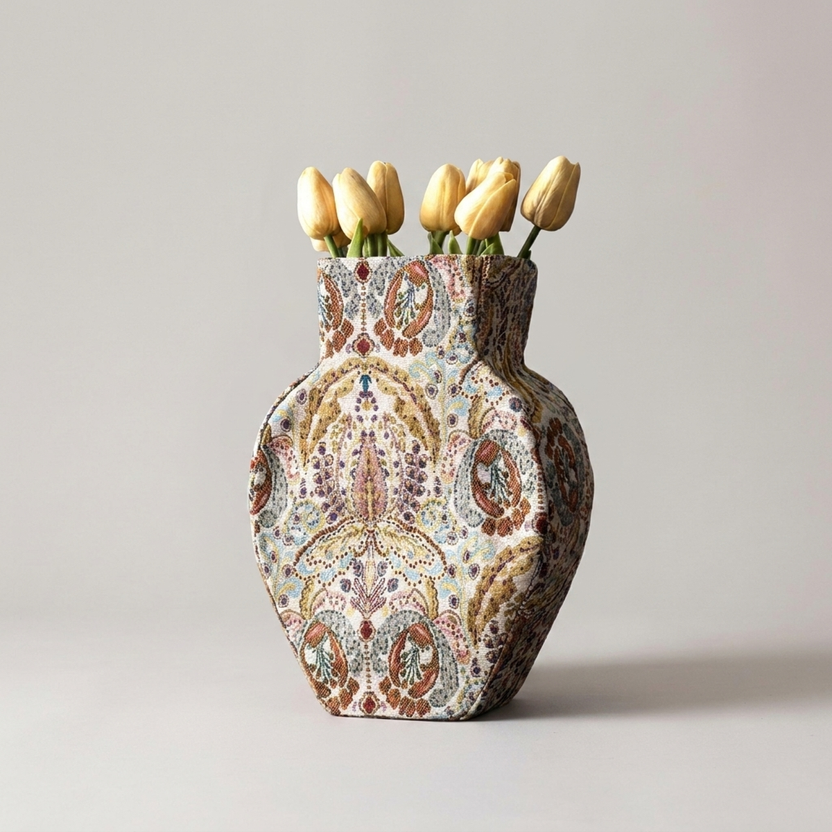 PETALFORM – Textured Vase for Elegant Dried Flower Displays