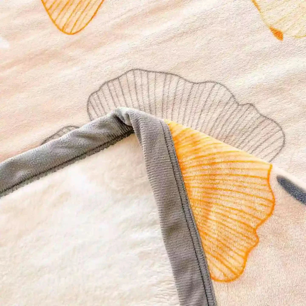 FOLIAGEHUSH – Leaf Throw Blanket for Relaxed Home Comfort