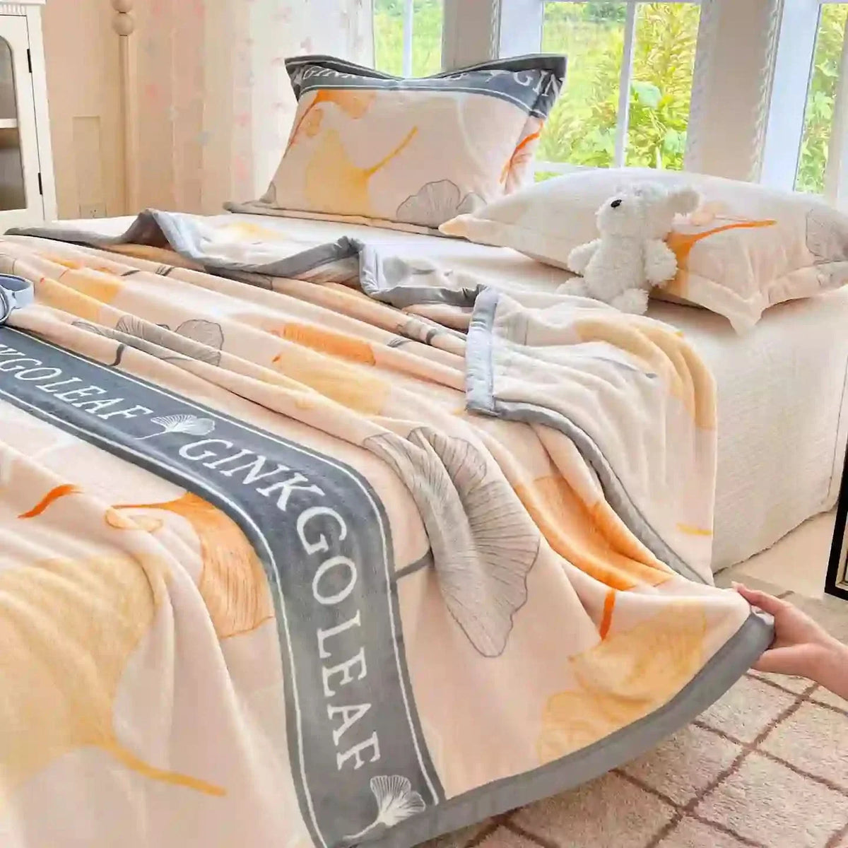 FOLIAGEHUSH – Leaf Throw Blanket for Relaxed Home Comfort