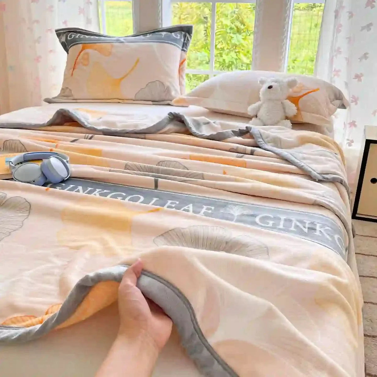 FOLIAGEHUSH – Leaf Throw Blanket for Relaxed Home Comfort