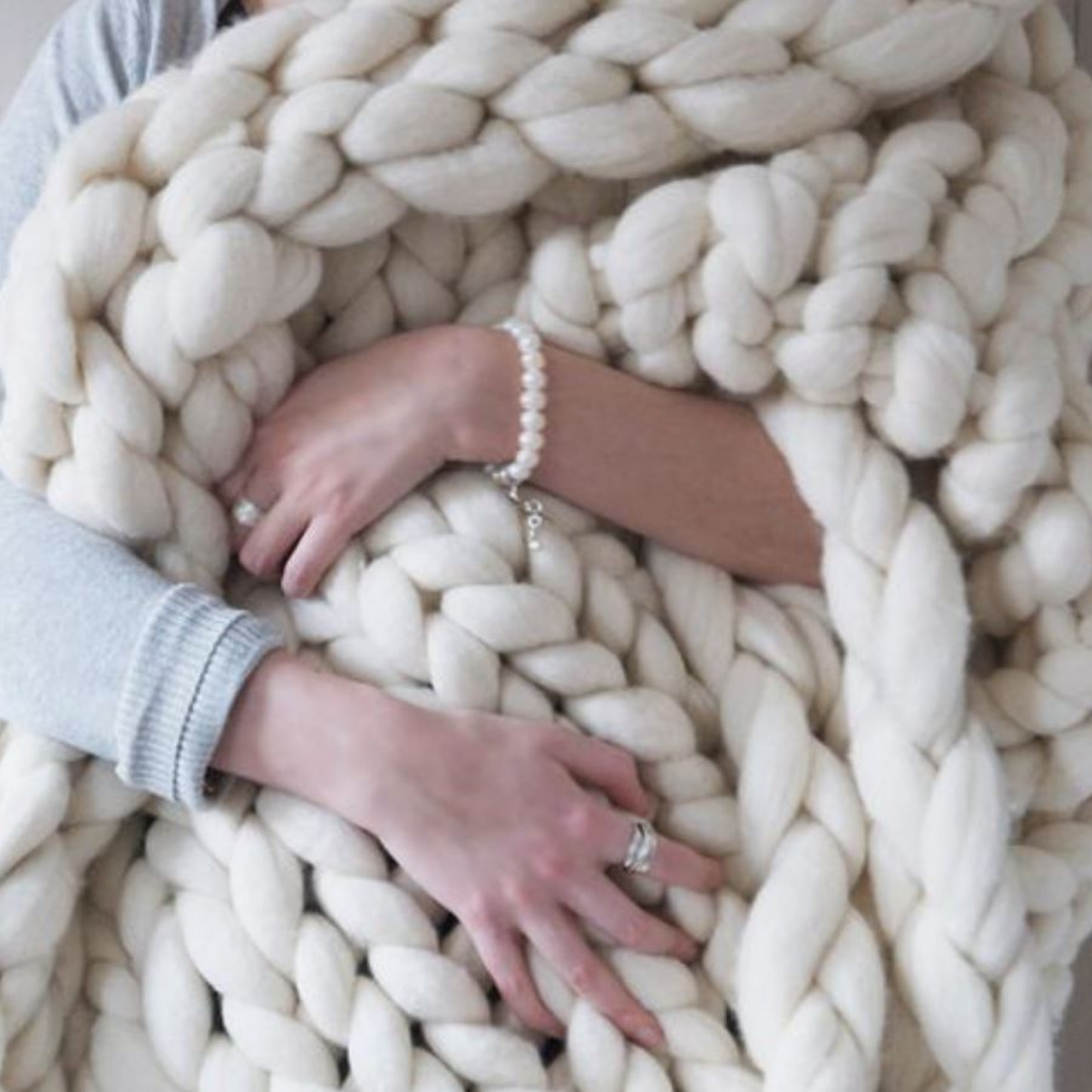 Chunky Knit Wearable Throw Blanket for Women – Cozy Oversized Shawl Wrap with Sleeves – Soft Cable Knit Design for Couch, Outdoor Evening