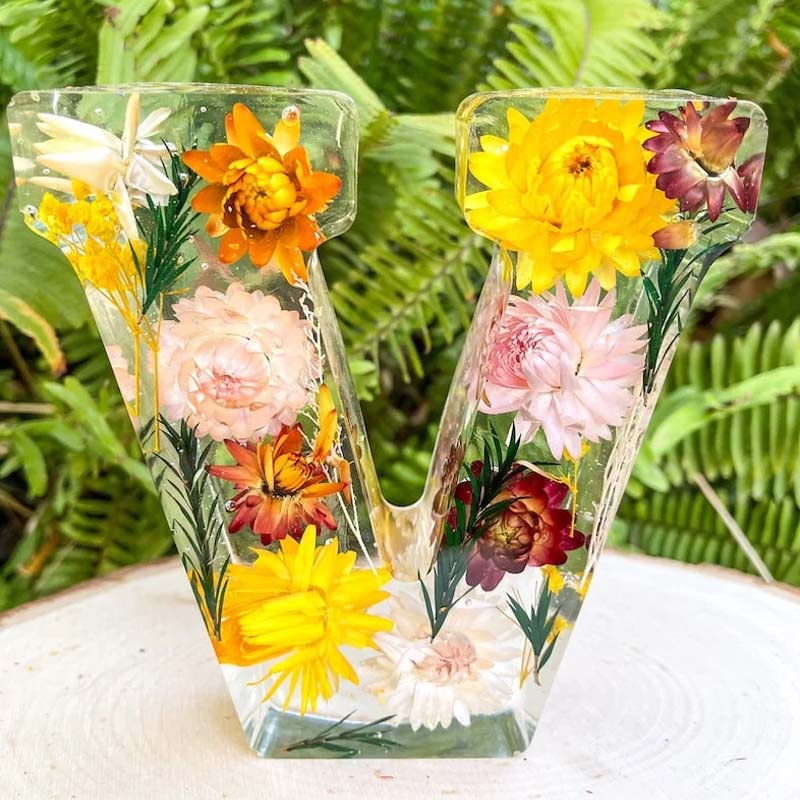 LED Letter Night Light with Real Dried Flowers in Resin – Personalized Illuminated Décor Accent for Bedroom, Nursery & Living Room