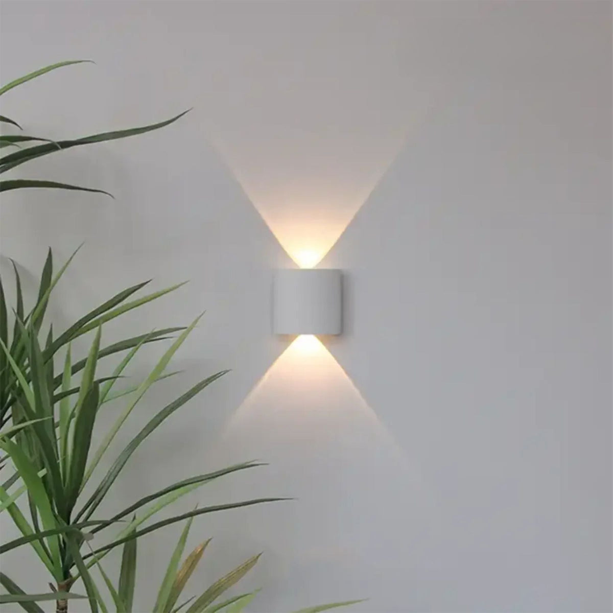Modern LED Wall Sconce for Indoor & Outdoor Use – Sleek IP65 Weatherproof Fixture in White or Black Finish