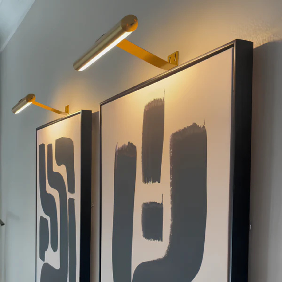 Elegant Wireless Wall Art Display Light with Adjustable Illumination for Stunning Artwork Presentation