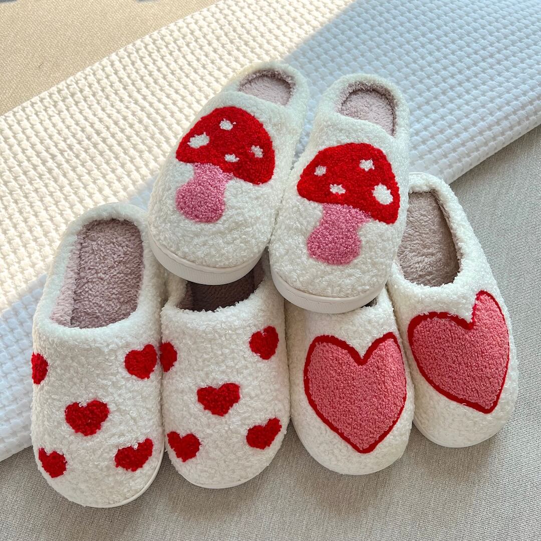 Heart-Shaped Plush House Slippers for Women – Soft Fuzzy Indoor Slides with Non-Slip Sole for Bedroom, Bathroom & Cozy Winter Days