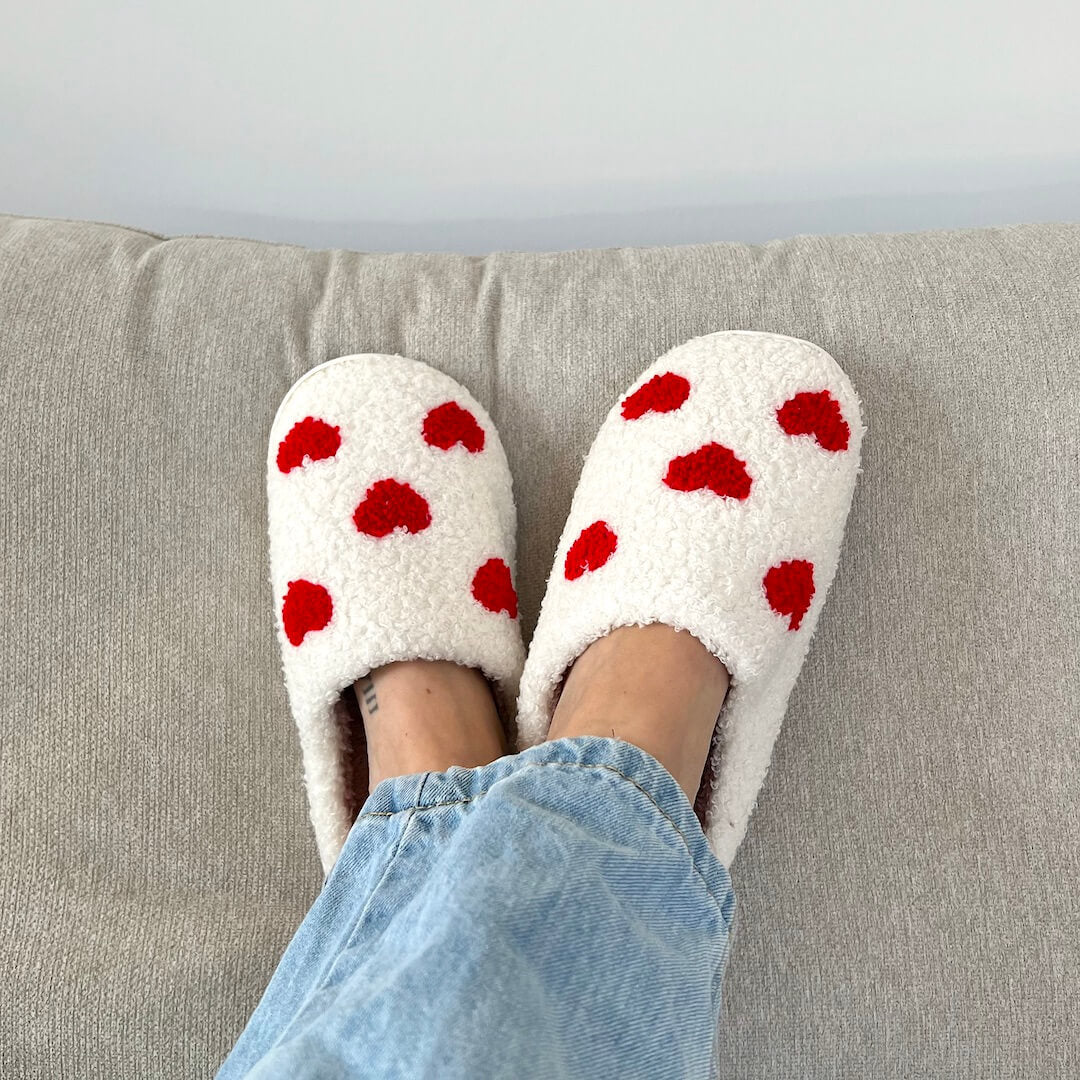Heart-Shaped Plush House Slippers for Women – Soft Fuzzy Indoor Slides with Non-Slip Sole for Bedroom, Bathroom & Cozy Winter Days