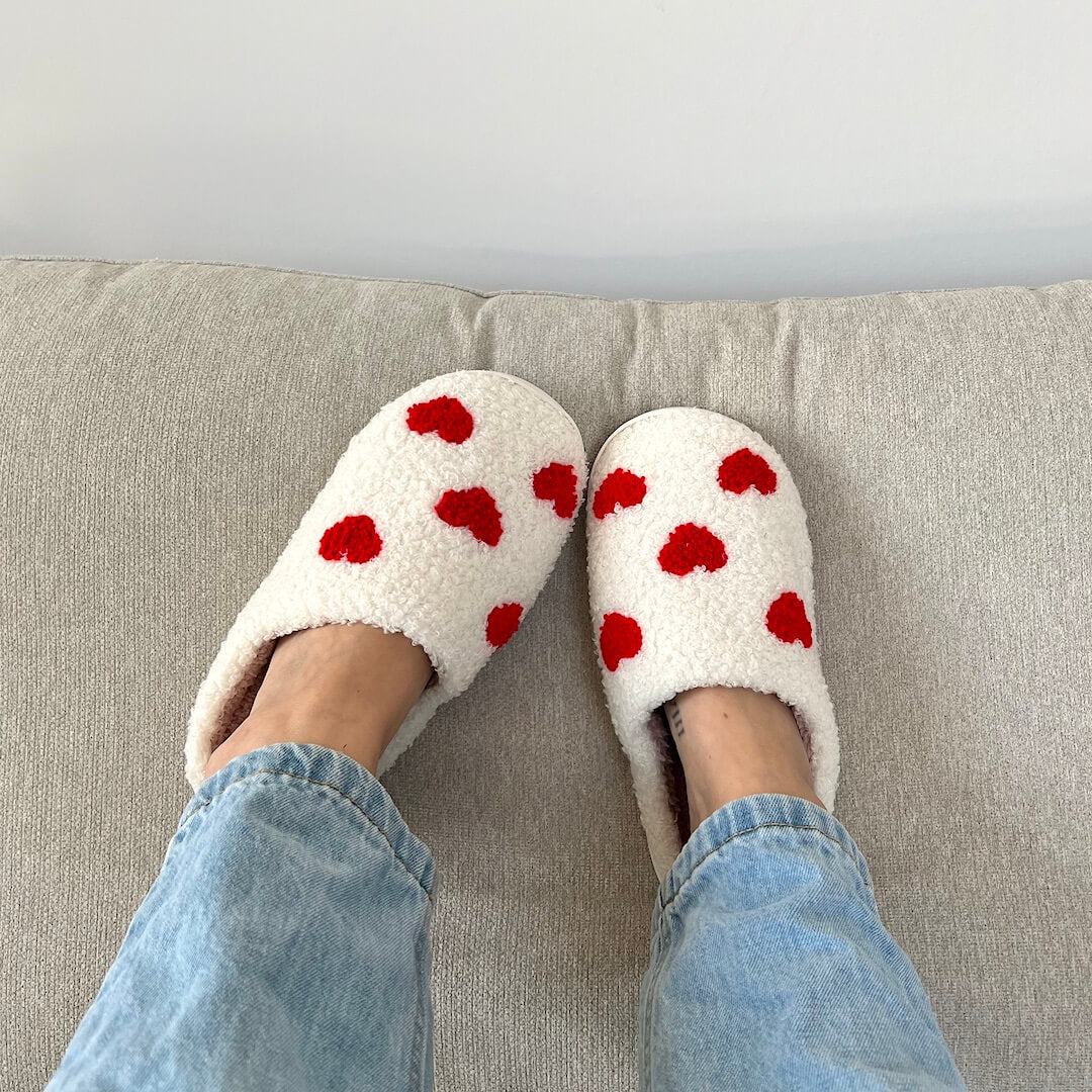 Heart-Shaped Plush House Slippers for Women – Soft Fuzzy Indoor Slides with Non-Slip Sole for Bedroom, Bathroom & Cozy Winter Days