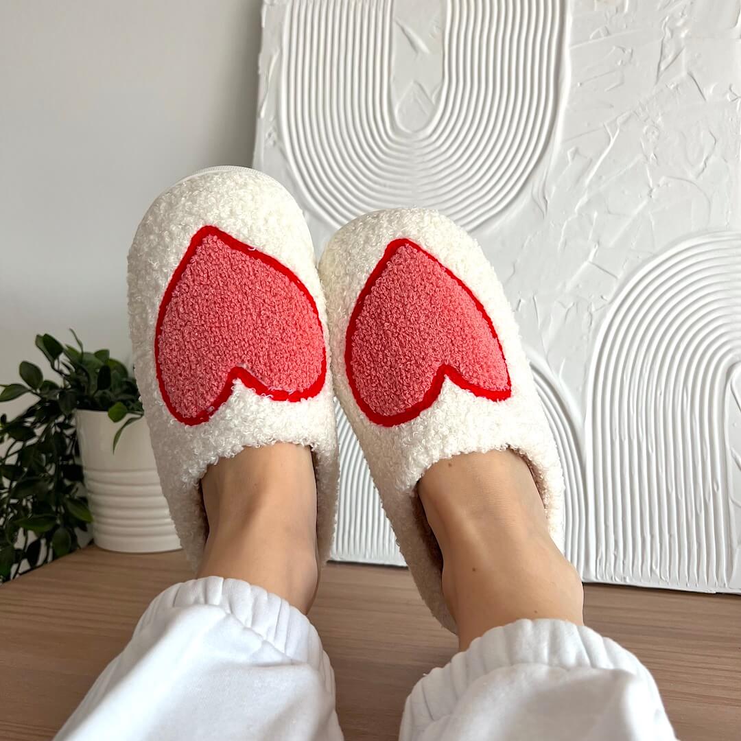 Heart-Shaped Plush House Slippers for Women – Soft Fuzzy Indoor Slides with Non-Slip Sole for Bedroom, Bathroom & Cozy Winter Days
