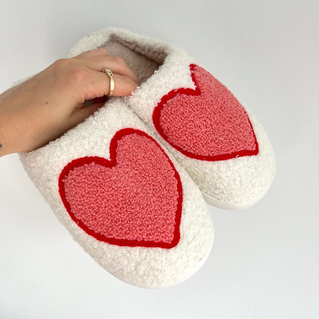 Heart-Shaped Plush House Slippers for Women – Soft Fuzzy Indoor Slides with Non-Slip Sole for Bedroom, Bathroom & Cozy Winter Days