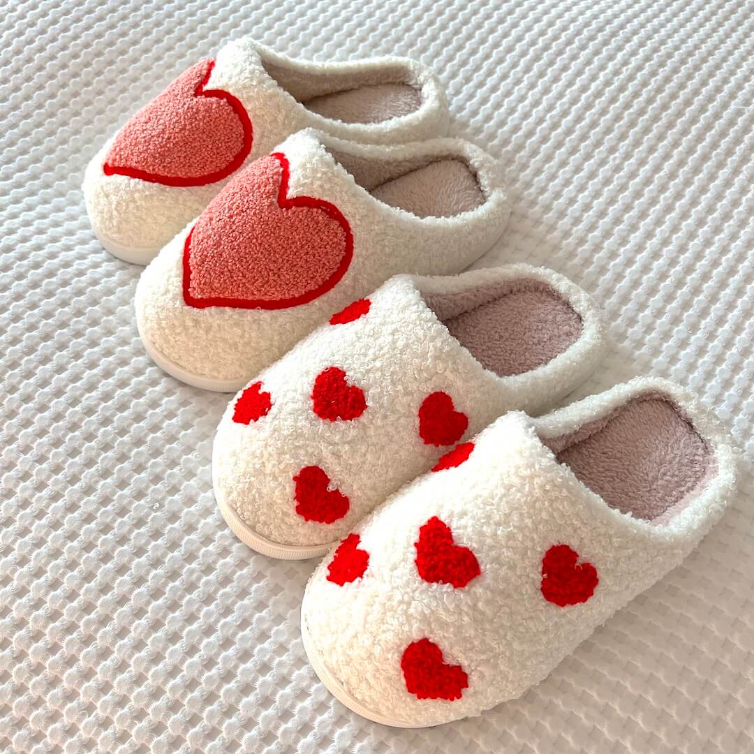 Heart-Shaped Plush House Slippers for Women – Soft Fuzzy Indoor Slides with Non-Slip Sole for Bedroom, Bathroom & Cozy Winter Days