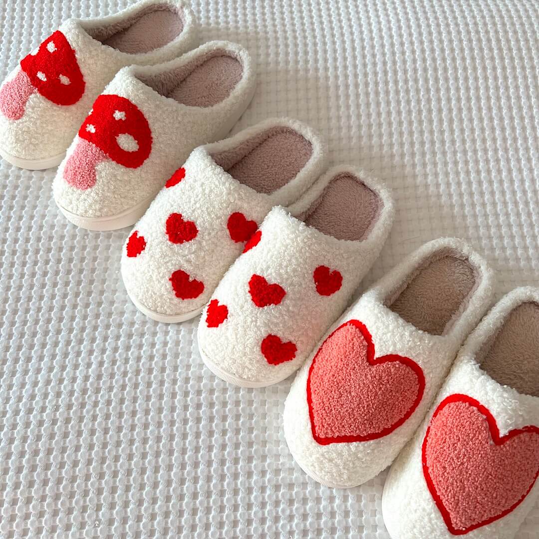 Heart-Shaped Plush House Slippers for Women – Soft Fuzzy Indoor Slides with Non-Slip Sole for Bedroom, Bathroom & Cozy Winter Days
