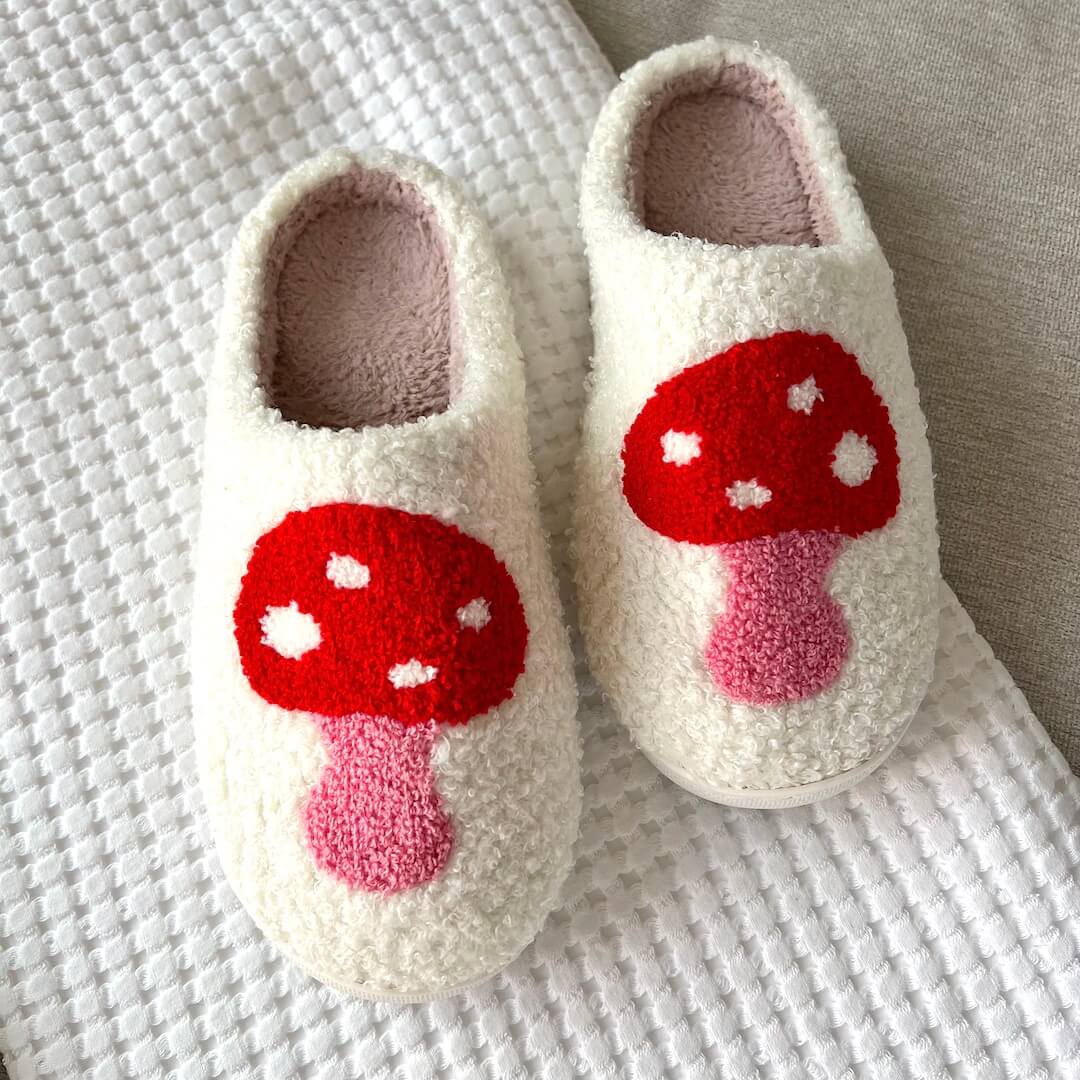 Heart-Shaped Plush House Slippers for Women – Soft Fuzzy Indoor Slides with Non-Slip Sole for Bedroom, Bathroom & Cozy Winter Days