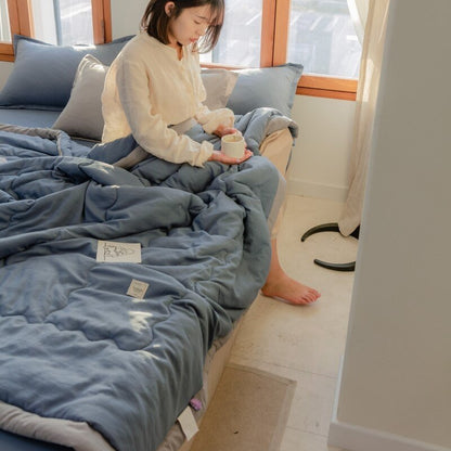 Lightweight Summer Blanket with Moisture Regulation | Breathable Cool Comfort for Hot Nights