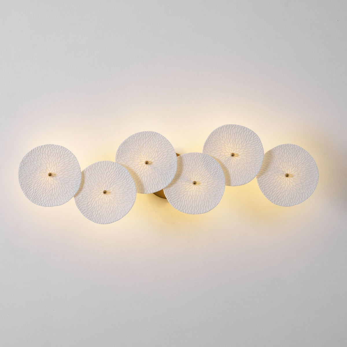 Ceramic Petal Wall Sconce – Floral LED Light with Gold Metal Accents for Hallway, Bedroom & Living Room Decor