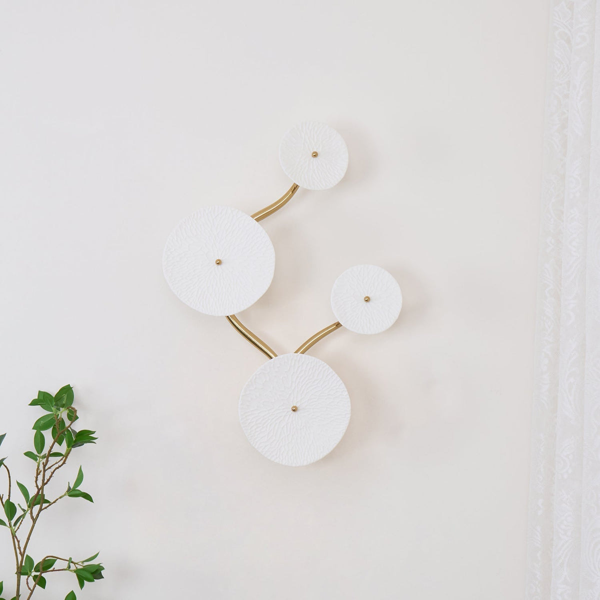 Ceramic Petal Wall Sconce – Floral LED Light with Gold Metal Accents for Hallway, Bedroom & Living Room Decor