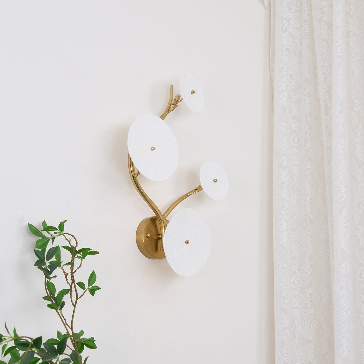 Ceramic Petal Wall Sconce – Floral LED Light with Gold Metal Accents for Hallway, Bedroom & Living Room Decor