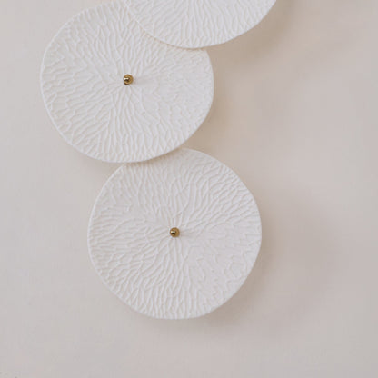 Ceramic Petal Wall Sconce – Floral LED Light with Gold Metal Accents for Hallway, Bedroom & Living Room Decor