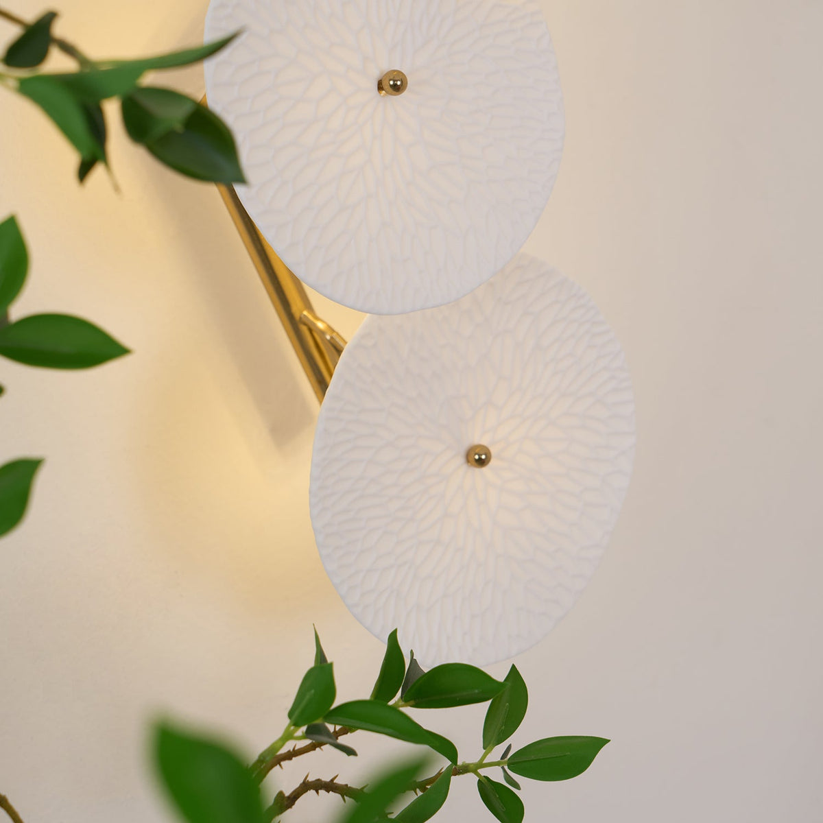 Ceramic Petal Wall Sconce – Floral LED Light with Gold Metal Accents for Hallway, Bedroom & Living Room Decor