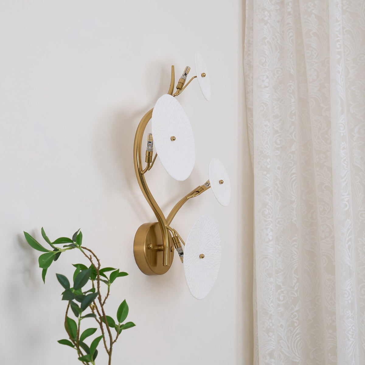 Ceramic Petal Wall Sconce – Floral LED Light with Gold Metal Accents for Hallway, Bedroom & Living Room Decor