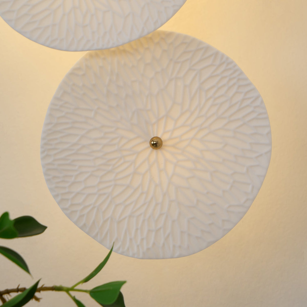 Ceramic Petal Wall Sconce – Floral LED Light with Gold Metal Accents for Hallway, Bedroom & Living Room Decor