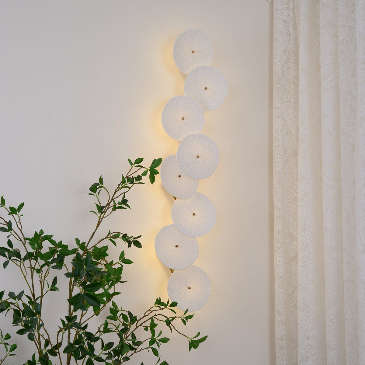 Ceramic Petal Wall Sconce – Floral LED Light with Gold Metal Accents for Hallway, Bedroom & Living Room Decor