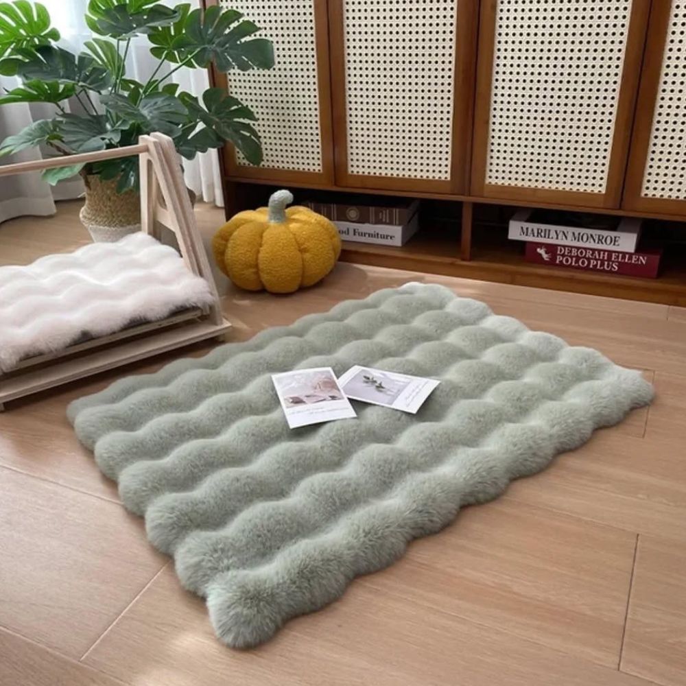 LuxePet Mat - Faux Fur Microfiber Comfort, Non-Slip