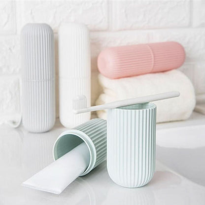TRAVEL CUP – Portable toothbrush and toothpaste storage case designed for hygienic and compact travel organization