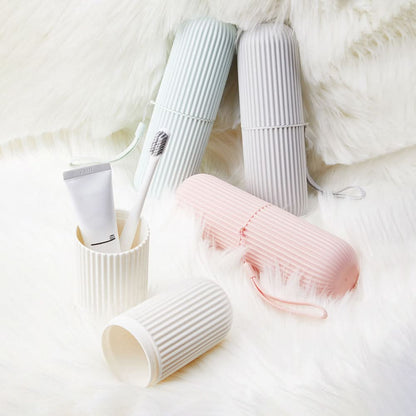 TRAVEL CUP – Portable toothbrush and toothpaste storage case designed for hygienic and compact travel organization