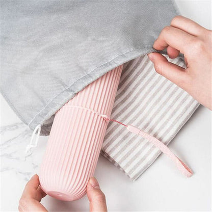 TRAVEL CUP – Portable toothbrush and toothpaste storage case designed for hygienic and compact travel organization