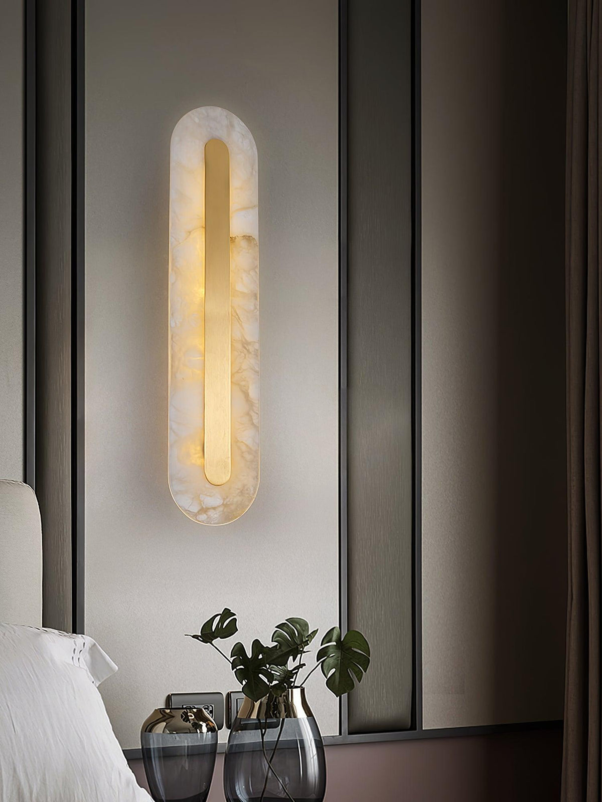 Alabaster Wall Sconce with Brass Accents – Modern LED Fixture for Living Room, Hallway & Bedroom