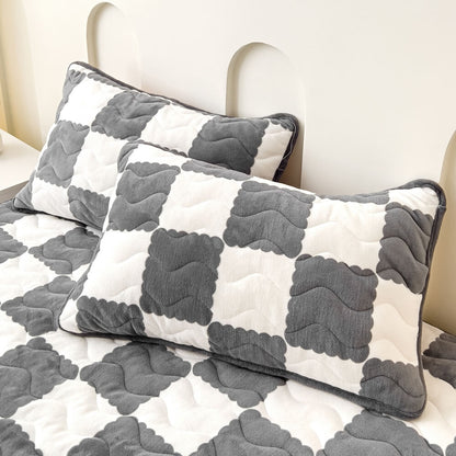 Plush Fitted Sheet Cover with Grid Pattern – Soft Velvet Bed Topper for Twin Full Queen King – Pet-Safe Elastic Mattress Protector for
