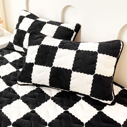 Plush Fitted Sheet Cover with Grid Pattern – Soft Velvet Bed Topper for Twin Full Queen King – Pet-Safe Elastic Mattress Protector for