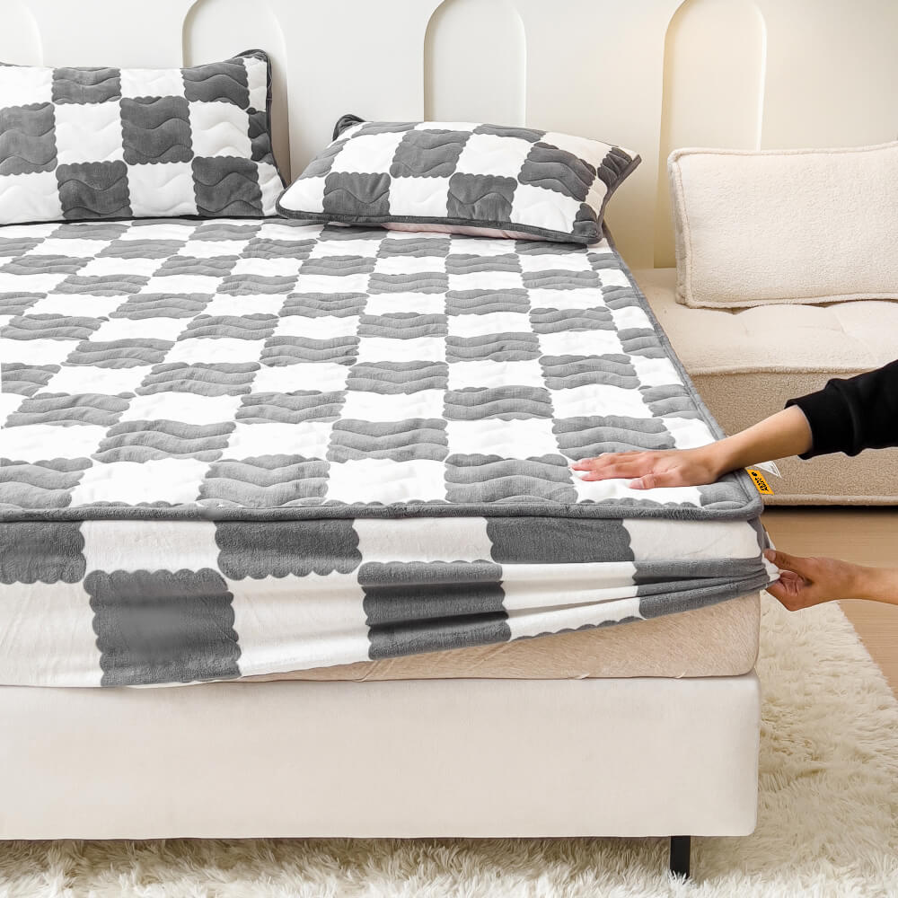 Plush Fitted Sheet Cover with Grid Pattern – Soft Velvet Bed Topper for Twin Full Queen King – Pet-Safe Elastic Mattress Protector for