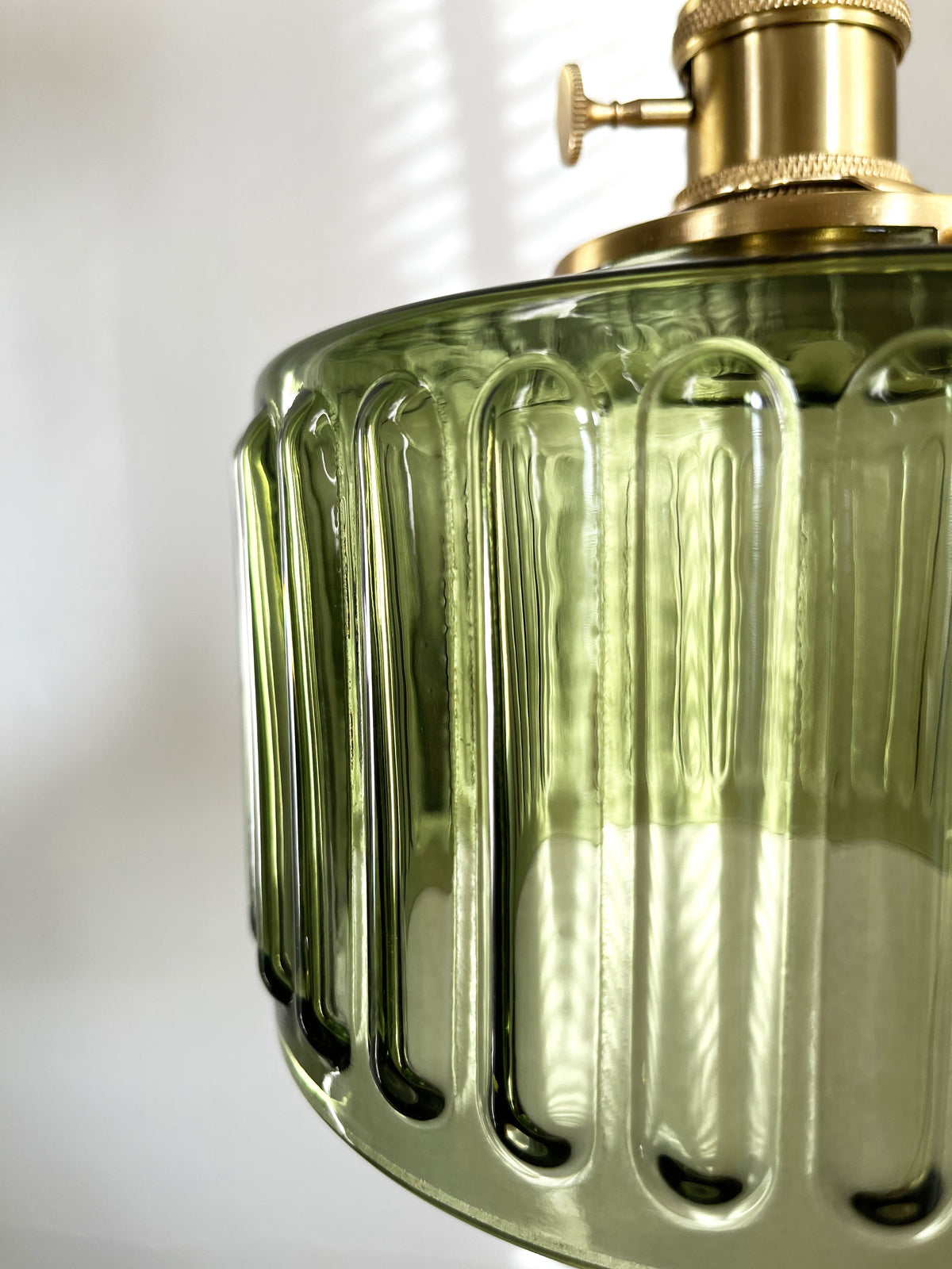 Textured Glass Drop Fixture with Brass Trim & Adjustable Cord for Kitchen Islands & Dining Spaces E27 Socket