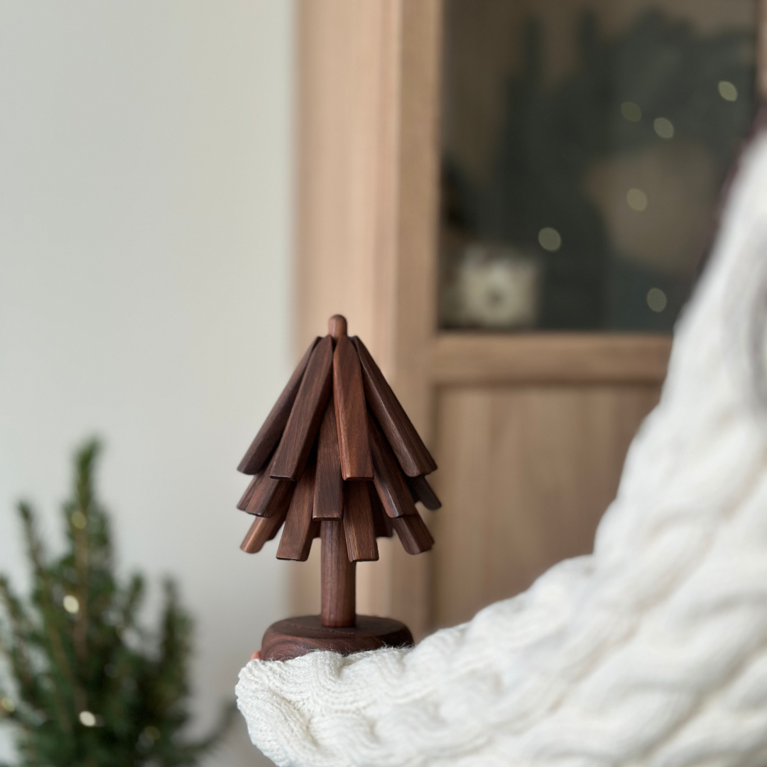 Wooden Hot Pad Holder Stand Tree Design Countertop Storage Organizer Natural Heat Resistant Kitchen Display Rack for Pot Holders Tabletop Di