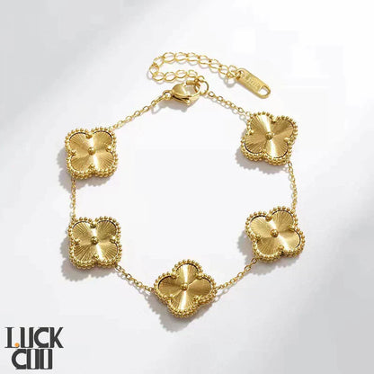 Nature's Charm | Clover Bracelet with Adjustable Chain | Elegant Accessory for Timeless Style
