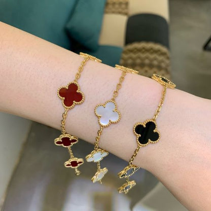Nature's Charm | Clover Bracelet with Adjustable Chain | Elegant Accessory for Timeless Style