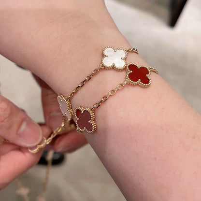Nature's Charm | Clover Bracelet with Adjustable Chain | Elegant Accessory for Timeless Style