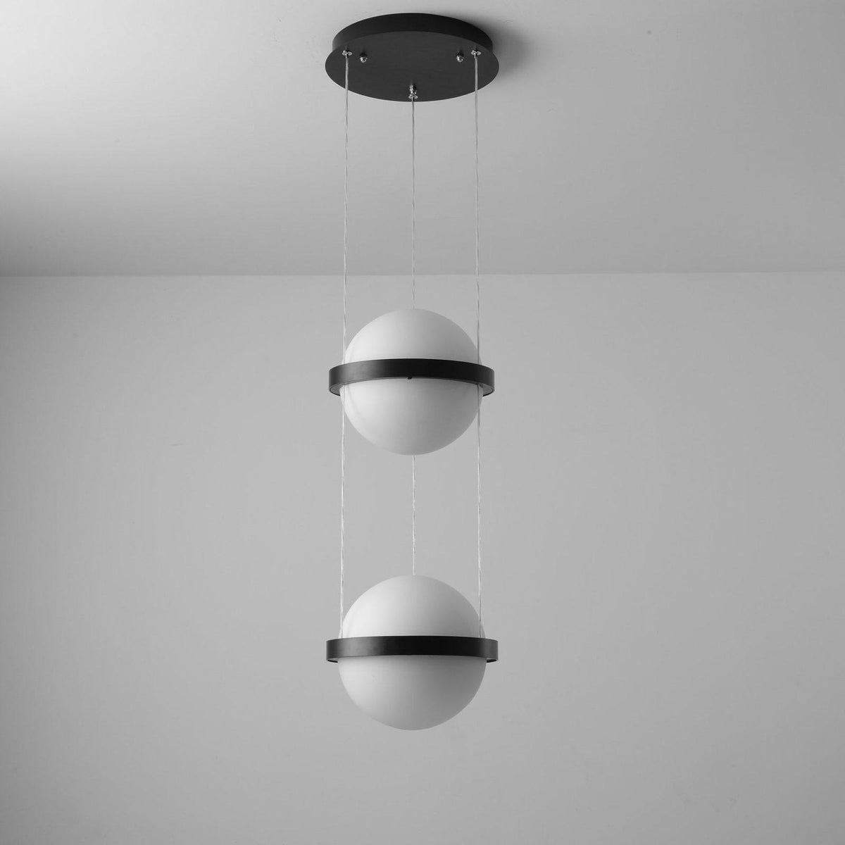 Spherical LED Hanging Fixture for Kitchen Island & Dining Area – Adjustable Height Black Metal Pendant with Dual-Tone Lighting, 8.7 in Acryl