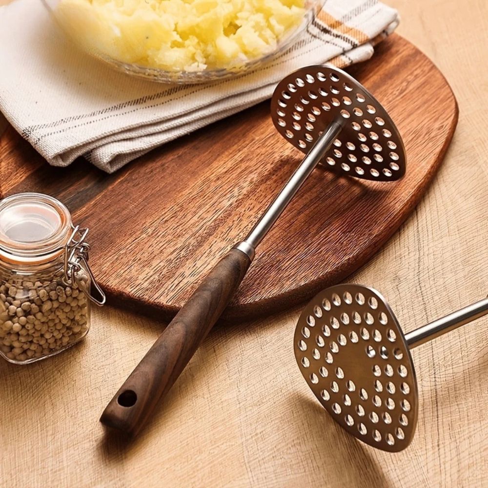 Manual Vegetable Masher with Wood Grip – Heavy-Duty Steel Press for Potatoes, Pumpkin, Avocado & Soft Produce – Ergonomic Kitchen Utensil