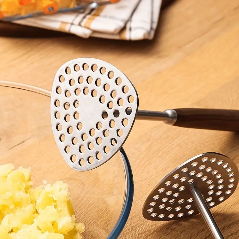 Manual Vegetable Masher with Wood Grip – Heavy-Duty Steel Press for Potatoes, Pumpkin, Avocado & Soft Produce – Ergonomic Kitchen Utensil