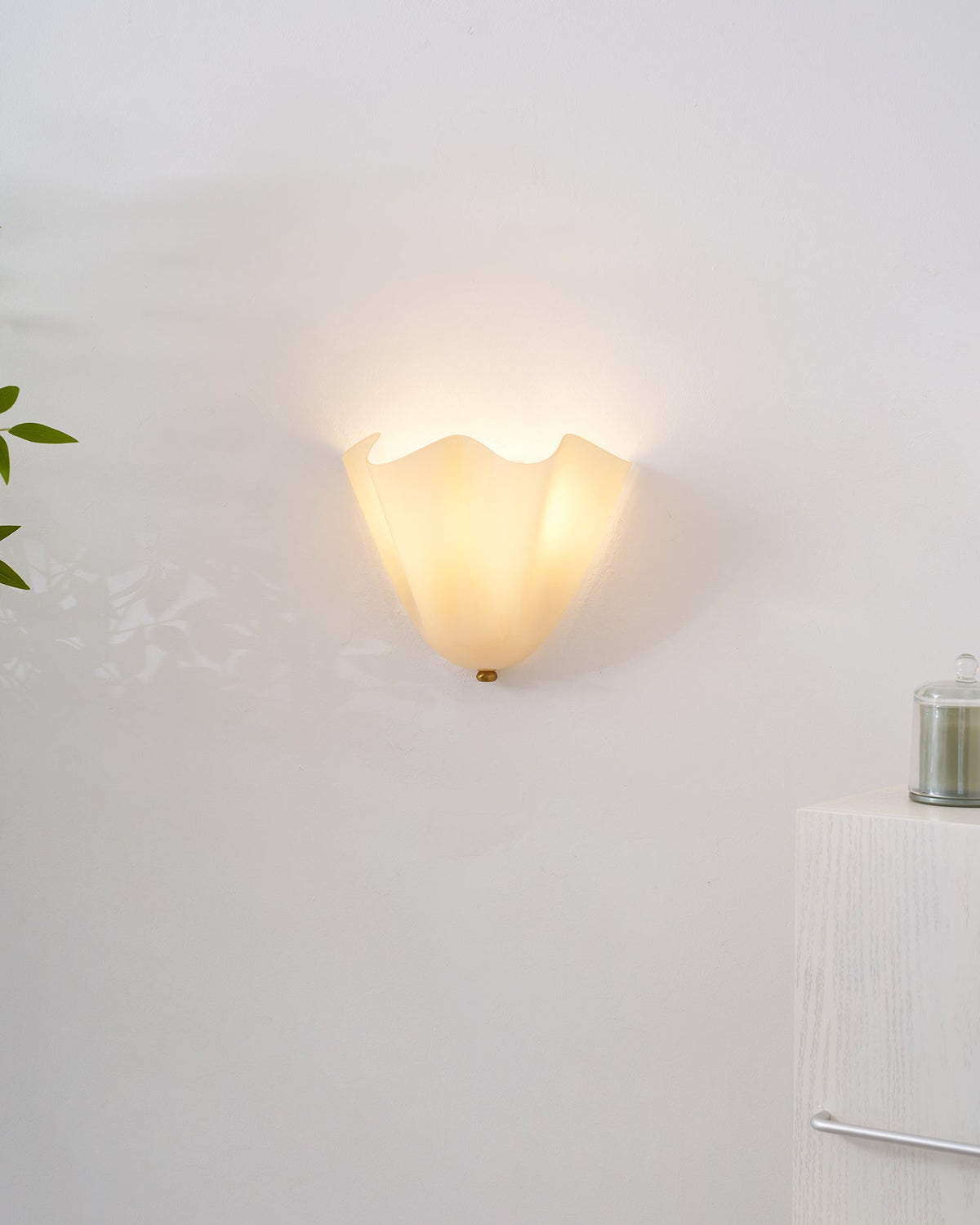 Hand-Blown Glass Wall Sconce 11 in Wide Petal Shade Lighting Fixture Bedroom Hallway Ambient Light E26 Base 110-120V Dual Bulb Decorative Mo