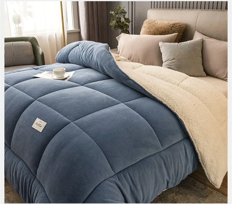 Plush Two-Sided Comforter for Bedroom - Checkered Microfiber & Fleece Blanket - Year-Round Lightweight Throw for Queen or Full Bed - Machine