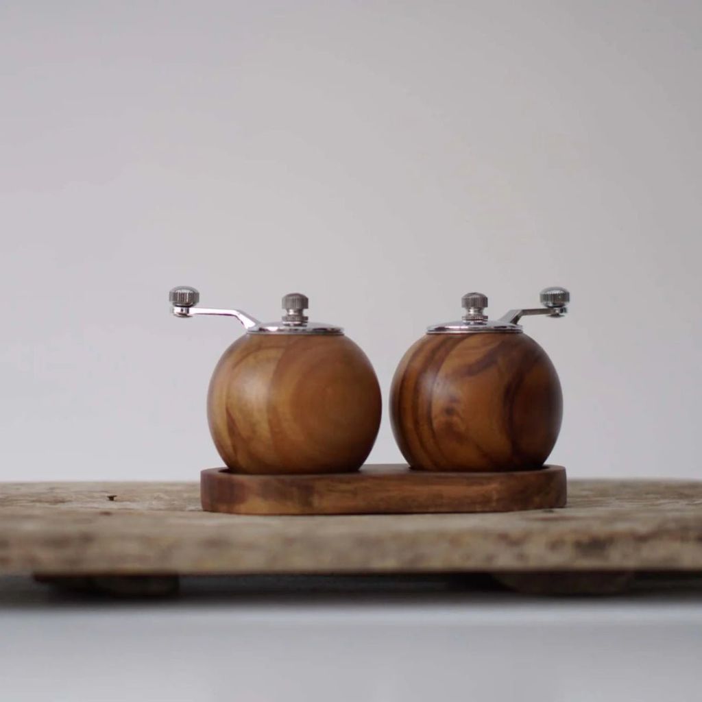 Wood Salt & Pepper Grinder Set with Stand Hand-Crank Mills for Kitchen Table Dining Countertop Seasoning Display