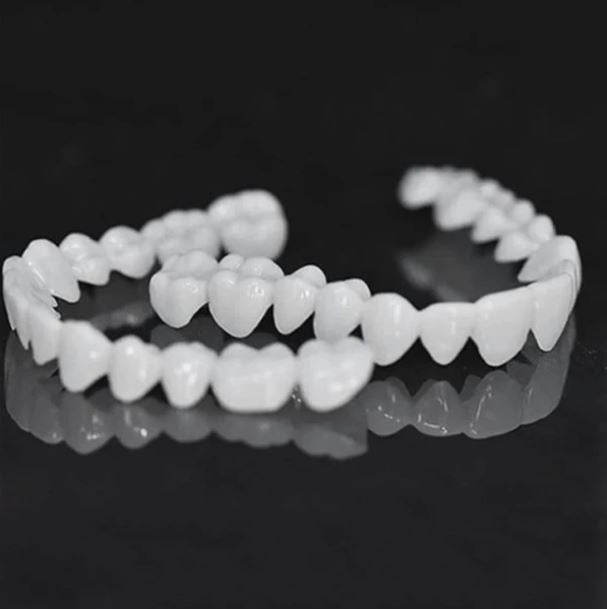 Clip-On Cosmetic Tooth Veneers – Temporary Smile Cover with Heat-Moldable Fit for Natural White Appearance
